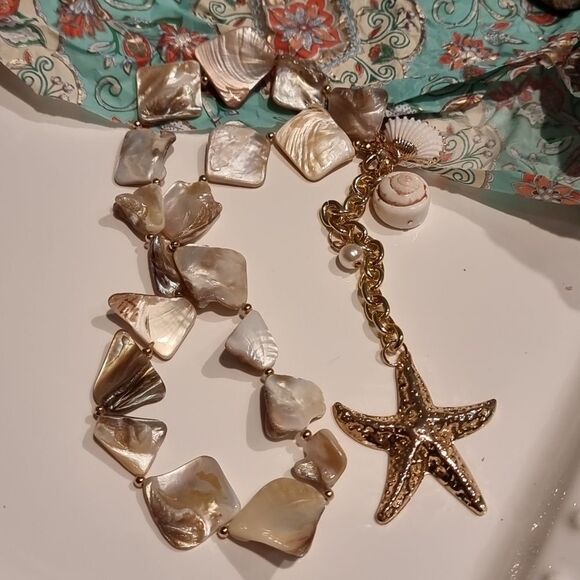 New ANTHRO Seashell Necklace - Picture 4 of 8